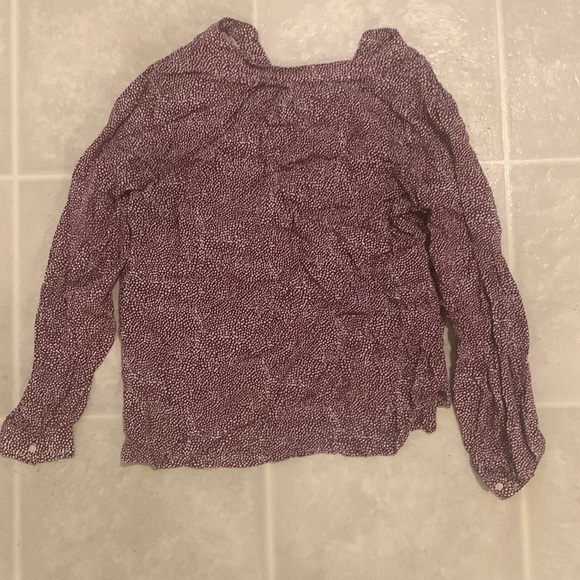 Gap women’s blouse in burgundy, size medium. - Picture 3 of 3